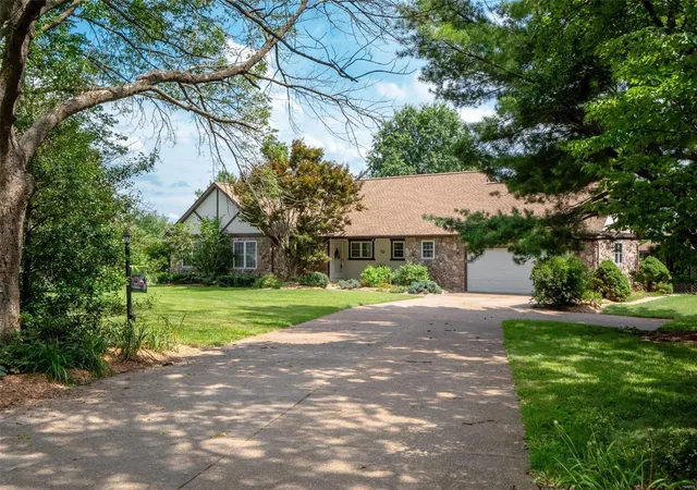 Photo 2 of Single family home for sale at 18 Phillips Ln, Belleville, IL 62221 | MLS# 24035087 | Listing updated on 2024-11-25