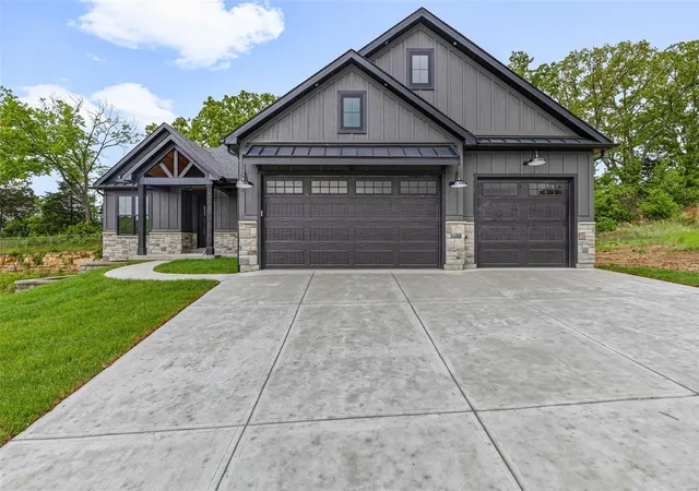 Photo 3 of Single family home for sale at 1609 Sugar Crk Dr, Festus, MO 63028 | MLS# 24037666 | Listing updated on 2025-05-12