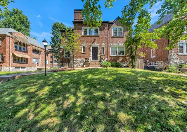Photo 1 of Condo for sale at 7527 Cromwell Dr, Saint Louis, MO 63105 | MLS# 24038057 | Listing updated on 2024-11-22