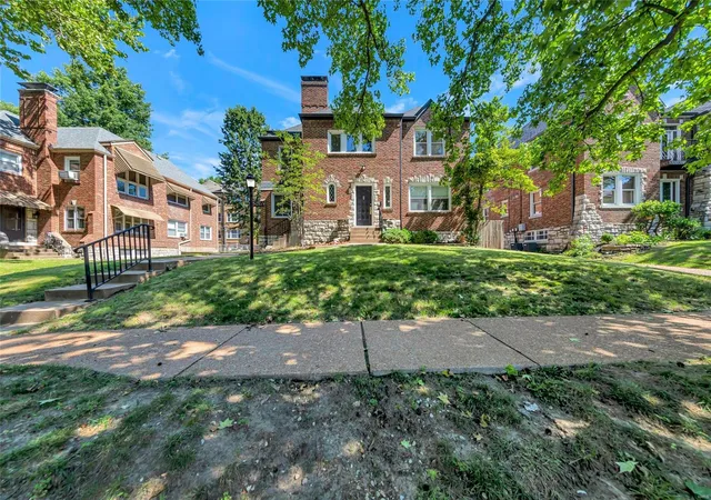 Photo 2 of Condo for sale at 7527 Cromwell Dr, Saint Louis, MO 63105 | MLS# 24038057 | Listing updated on 2024-11-22