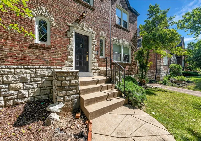 Photo 3 of Condo for sale at 7527 Cromwell Dr, Saint Louis, MO 63105 | MLS# 24038057 | Listing updated on 2024-11-22
