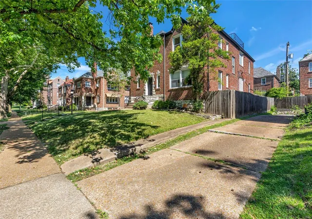 Photo 3 of Condo for sale at 7527 Cromwell Dr, Saint Louis, MO 63105 | MLS# 24038057 | Listing updated on 2024-11-22