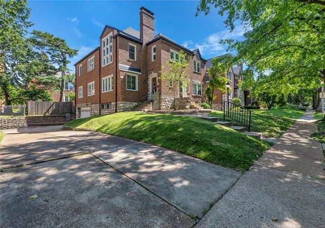 Photo 4 of Condo for sale at 7527 Cromwell Dr, Saint Louis, MO 63105 | MLS# 24038057 | Listing updated on 2024-11-22