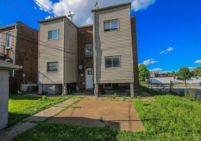 Photo 3 of Multi family home for sale at 1822 Russell Blvd, Saint Louis, MO 63104 | MLS# 24038078 | Listing updated on 2024-09-03