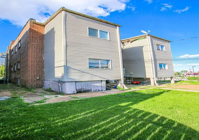Photo 4 of Multi family home for sale at 1822 Russell Blvd, Saint Louis, MO 63104 | MLS# 24038078 | Listing updated on 2024-09-03