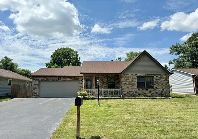 Photo 1 of Single family home for sale at 2 Emery Ct, Belleville, IL 62226 | MLS# 24039731 | Listing updated on 2024-12-15