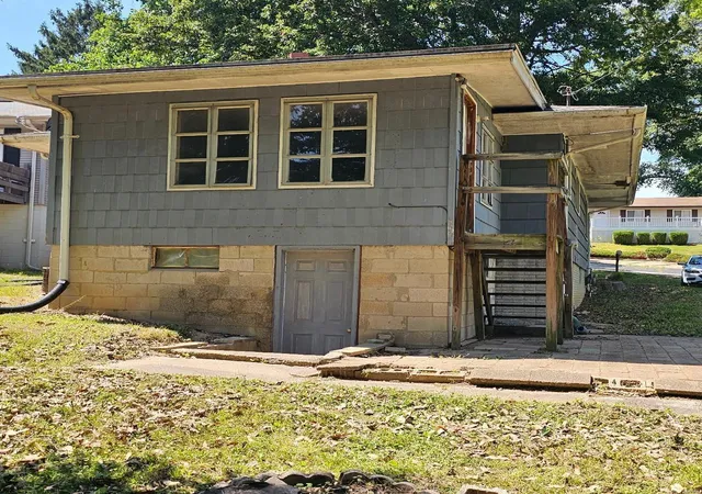 Photo 2 of Single family home for sale at 706 S 15th Street, Belleville, IL 62220 | MLS# 24041640 | Listing updated on 2024-09-20