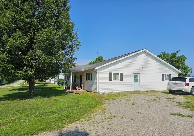 Photo 3 of Single family home for sale at 1421 King Hl Rd, Murphysboro, IL 62966 | MLS# 24044545 | Listing updated on 2024-11-15