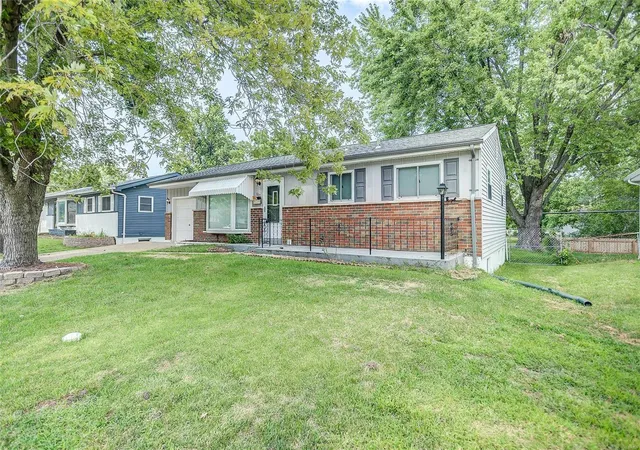 Photo 2 of Single family home for sale at 527 Lynn Hvn Ln, Hazelwood, MO 63042 | MLS# 24045779 | Listing updated on 2024-08-26