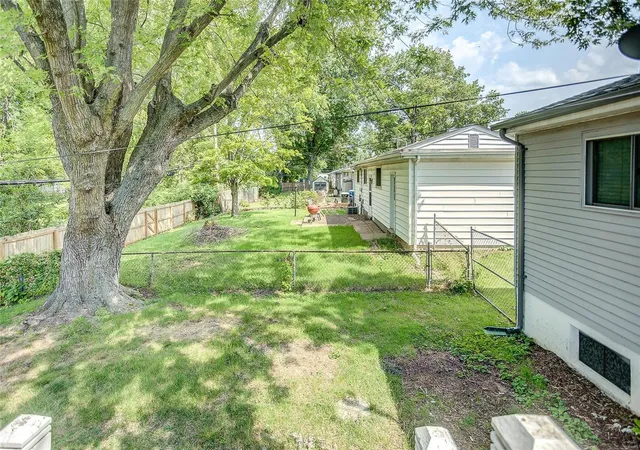 Photo 3 of Single family home for sale at 527 Lynn Hvn Ln, Hazelwood, MO 63042 | MLS# 24045779 | Listing updated on 2024-08-26
