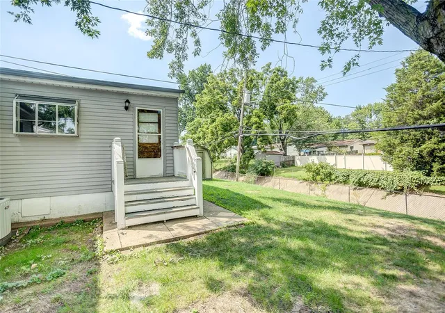 Photo 3 of Single family home for sale at 527 Lynn Hvn Ln, Hazelwood, MO 63042 | MLS# 24045779 | Listing updated on 2024-08-26