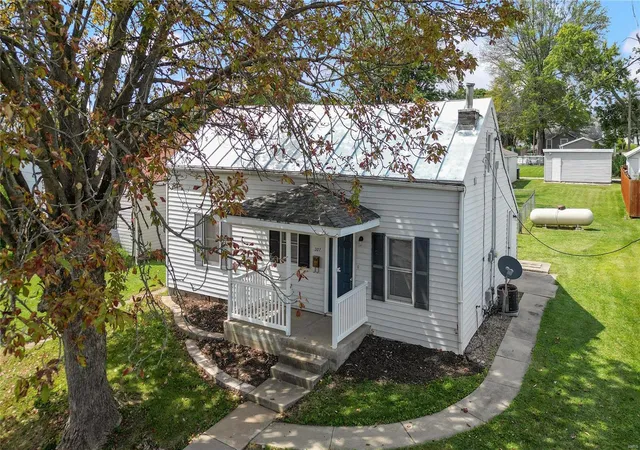 Photo 1 of Single family home for sale at 307 Walnut St, Waterloo, IL 62298 | MLS# 24046419 | Listing updated on 2024-09-17
