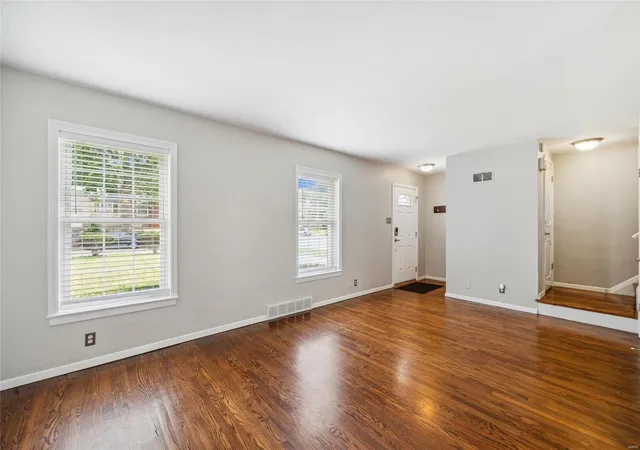 Photo 4 of Single family home for sale at 8463 Colonial Ln, Saint Louis, MO 63124 | MLS# 24046951 | Listing updated on 2024-12-18
