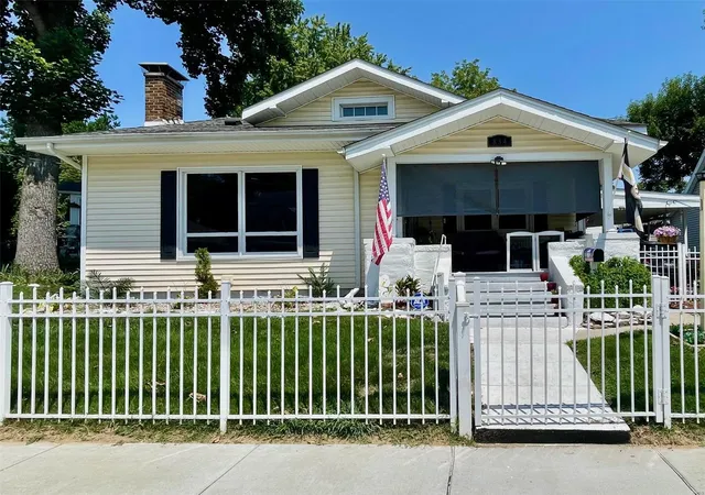 Photo 1 of Single family home for sale at 834 Pearl St, Alton, IL 62002 | MLS# 24049027 | Listing updated on 2024-12-11