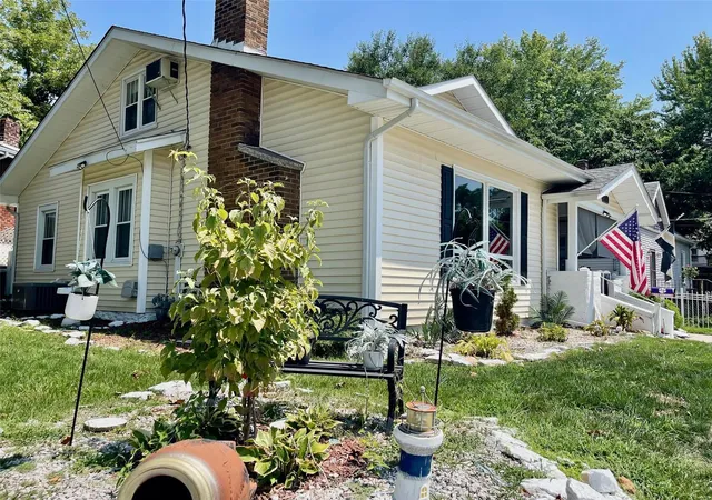 Photo 2 of Single family home for sale at 834 Pearl St, Alton, IL 62002 | MLS# 24049027 | Listing updated on 2024-12-11
