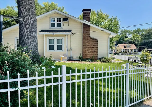 Photo 4 of Single family home for sale at 834 Pearl St, Alton, IL 62002 | MLS# 24049027 | Listing updated on 2024-12-11