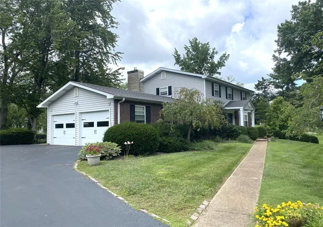 Photo 2 of Single family home for sale at 1929 N Ballas Rd, Saint Louis, MO 63131 | MLS# 24049189 | Listing updated on 2024-12-04