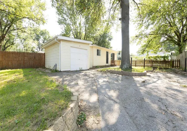 Photo 3 of Single family home for sale at 40 Orchard Hills Dr, Saint Peters, MO 63376 | MLS# 24049604 | Listing updated on 2024-12-09