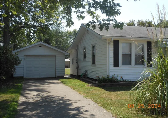 Photo 2 of Single family home for sale at 145 E 6th Street, Roxana, IL 62084 | MLS# 24054211 | Listing updated on 2024-09-17