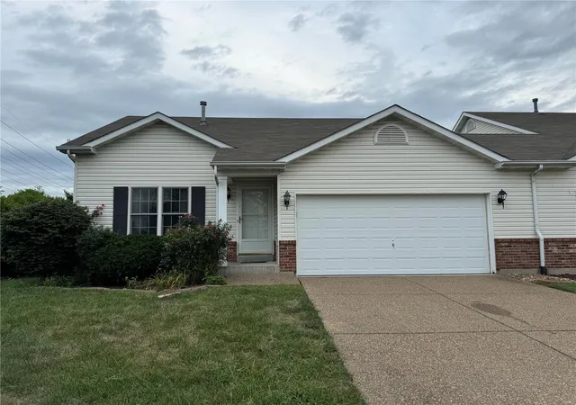Photo 1 of Single family home for sale at 10 Deer Grv Dr, Saint Peters, MO 63376 | MLS# 24054997 | Listing updated on 2024-09-01