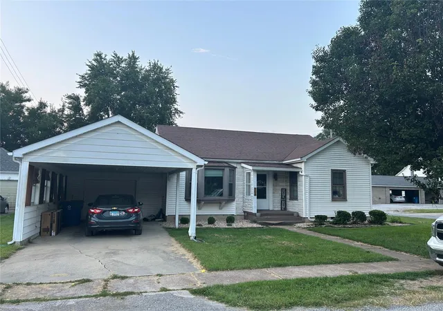 Photo 3 of Single family home for sale at 106 W 4th Street, Saint Jacob, IL 62281 | MLS# 24055371 | Listing updated on 2024-12-06