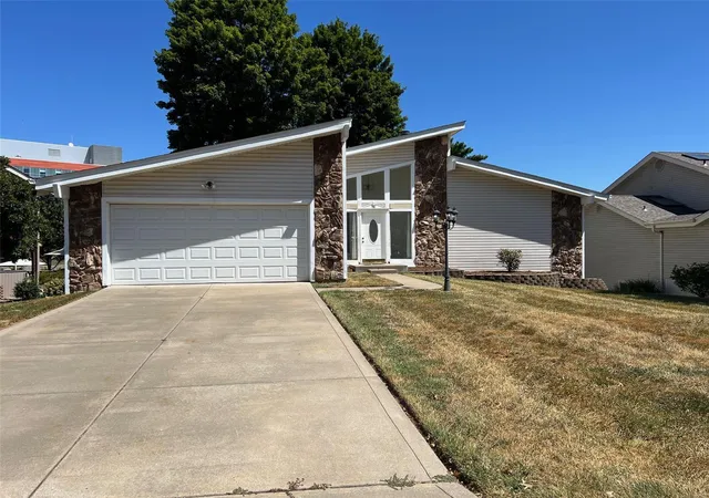 Photo 1 of Single family home for sale at 58 Harbor Bnd Ct, Lake Saint Louis, MO 63367 | MLS# 24055699 | Listing updated on 2024-09-06