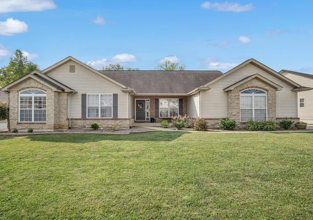 Photo 1 of Single family home for sale at 1044 Oak Crk Ln, Waterloo, IL 62298 | MLS# 24056764 | Listing updated on 2024-10-28