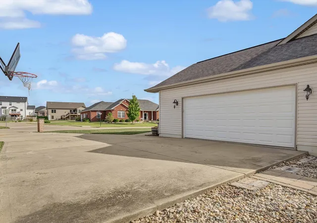 Photo 3 of Single family home for sale at 1044 Oak Crk Ln, Waterloo, IL 62298 | MLS# 24056764 | Listing updated on 2024-10-28