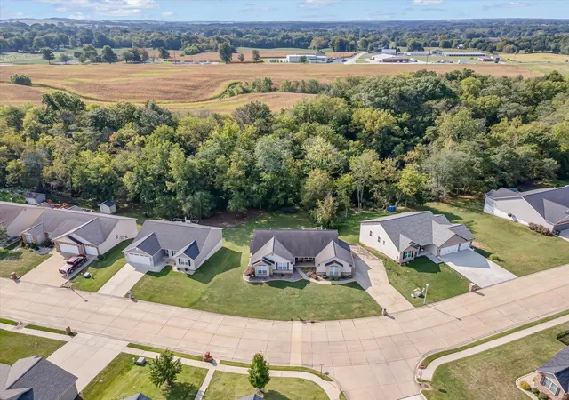 Photo 4 of Single family home for sale at 1044 Oak Crk Ln, Waterloo, IL 62298 | MLS# 24056764 | Listing updated on 2024-10-28