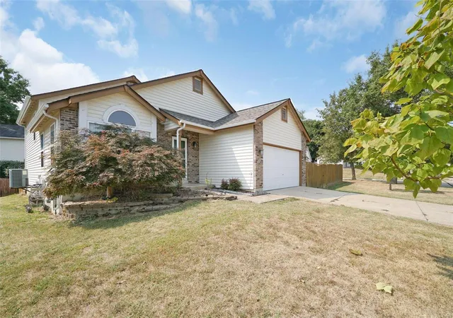 Photo 2 of Single family home for sale at 124 Hollow Crk Dr, Saint Peters, MO 63376 | MLS# 24058337 | Listing updated on 2024-09-17