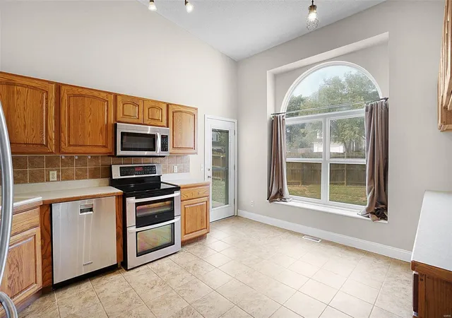 Photo 4 of Single family home for sale at 124 Hollow Crk Dr, Saint Peters, MO 63376 | MLS# 24058337 | Listing updated on 2024-09-17