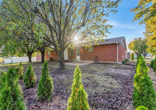 Photo 3 of Single family home for sale at 6400 Farmcrest Ct, Saint Louis, MO 63129 | MLS# 24058398 | Listing updated on 2024-11-21