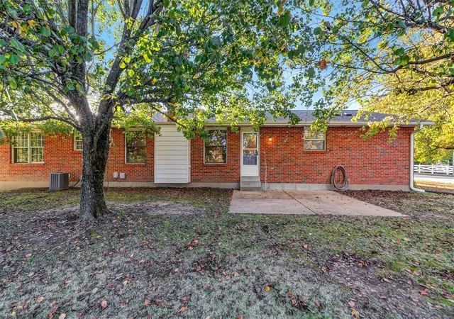 Photo 3 of Single family home for sale at 6400 Farmcrest Ct, Saint Louis, MO 63129 | MLS# 24058398 | Listing updated on 2024-11-21