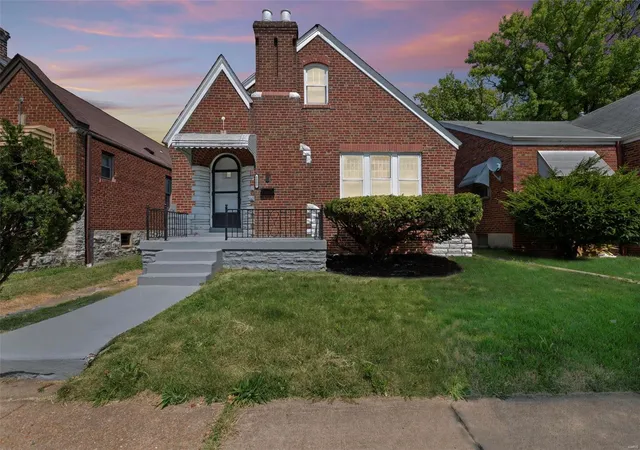 Photo 2 of Single family home for sale at 6005 N Pointe Blvd, Saint Louis, MO 63147 | MLS# 24058420 | Listing updated on 2024-11-30