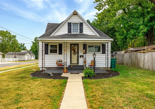 Photo 1 of Single family home for sale at 312 E Putnam St, Mount Olive, IL 62069 | MLS# 24058770 | Listing updated on 2024-09-30