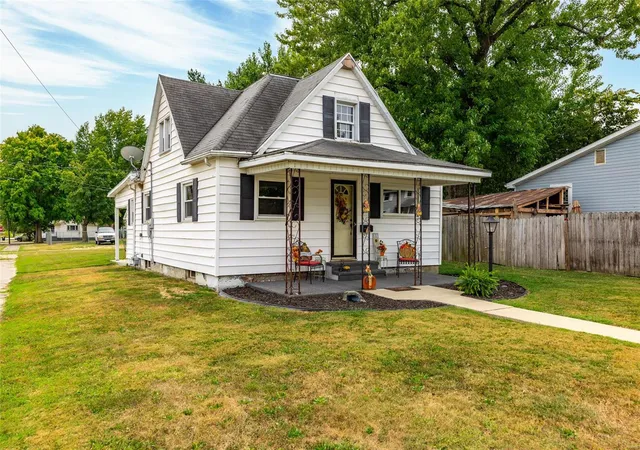 Photo 2 of Single family home for sale at 312 E Putnam St, Mount Olive, IL 62069 | MLS# 24058770 | Listing updated on 2024-09-30