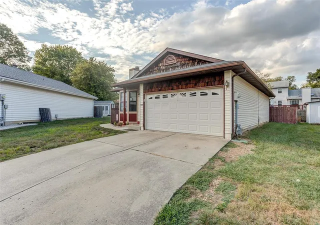Photo 3 of Single family home for sale at 701 Oak Crk Ct, O Fallon, IL 62269 | MLS# 24059021 | Listing updated on 2024-09-21