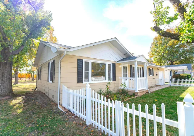 Photo 2 of Single family home for sale at 802 W Washington St, Saint James, MO 65559 | MLS# 24059149 | Listing updated on 2024-12-18