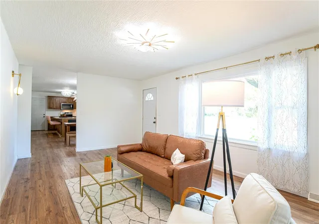Photo 4 of Single family home for sale at 802 W Washington St, Saint James, MO 65559 | MLS# 24059149 | Listing updated on 2024-12-18