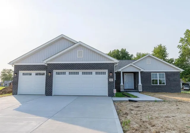 Photo 1 of Single family home for sale at 101 Silver Crk Ct, Mascoutah, IL 62258 | MLS# 24059594 | Listing updated on 2024-11-26
