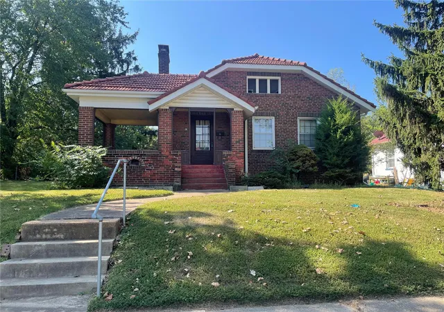 Photo 1 of Single family home for sale at 4 Sunset Ct, Saint Louis, MO 63121 | MLS# 24059864 | Listing updated on 2024-09-23