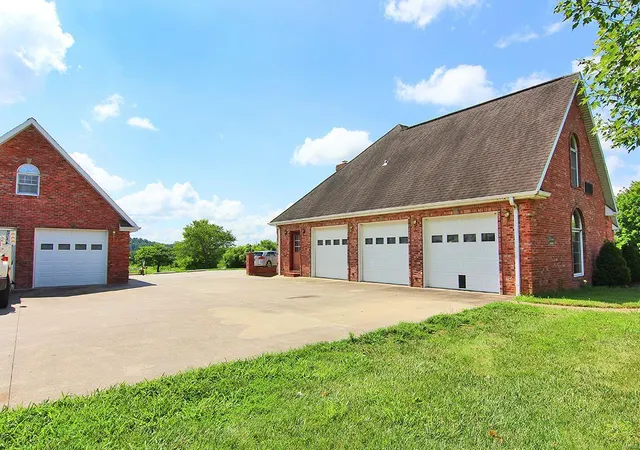 Photo 4 of Single family home for sale at 222 Crescent Lake Dr, Cape Girardeau, MO 63701 | MLS# 24060938 | Listing updated on 2024-11-30