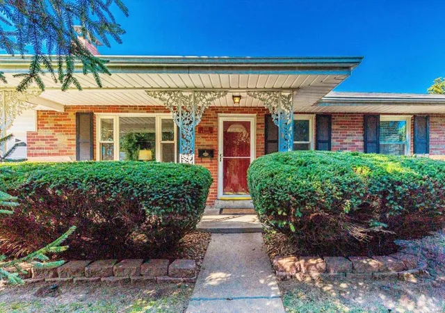 Photo 2 of Single family home for sale at 7105 N Villanova Dr, Saint Louis, MO 63123 | MLS# 24062240 | Listing updated on 2024-11-13