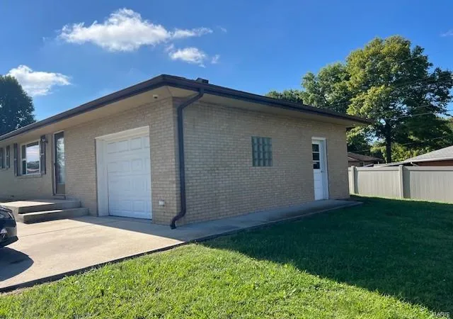 Photo 3 of Single family home for sale at 556 California Ave, East Alton, IL 62024 | MLS# 24062449 | Listing updated on 2024-12-18