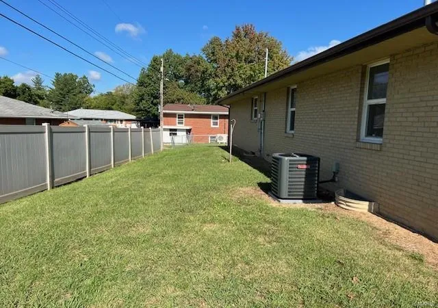 Photo 4 of Single family home for sale at 556 California Ave, East Alton, IL 62024 | MLS# 24062449 | Listing updated on 2024-12-18