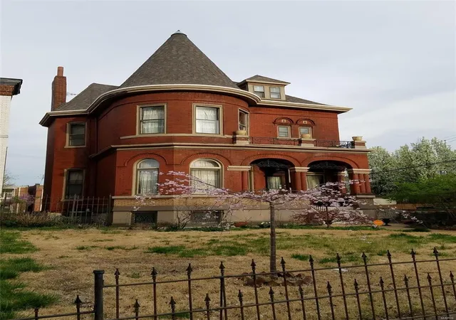 Photo 1 of Single family home for sale at 2712 S Compton Ave, Saint Louis, MO 63118 | MLS# 24062720 | Listing updated on 2025-04-23