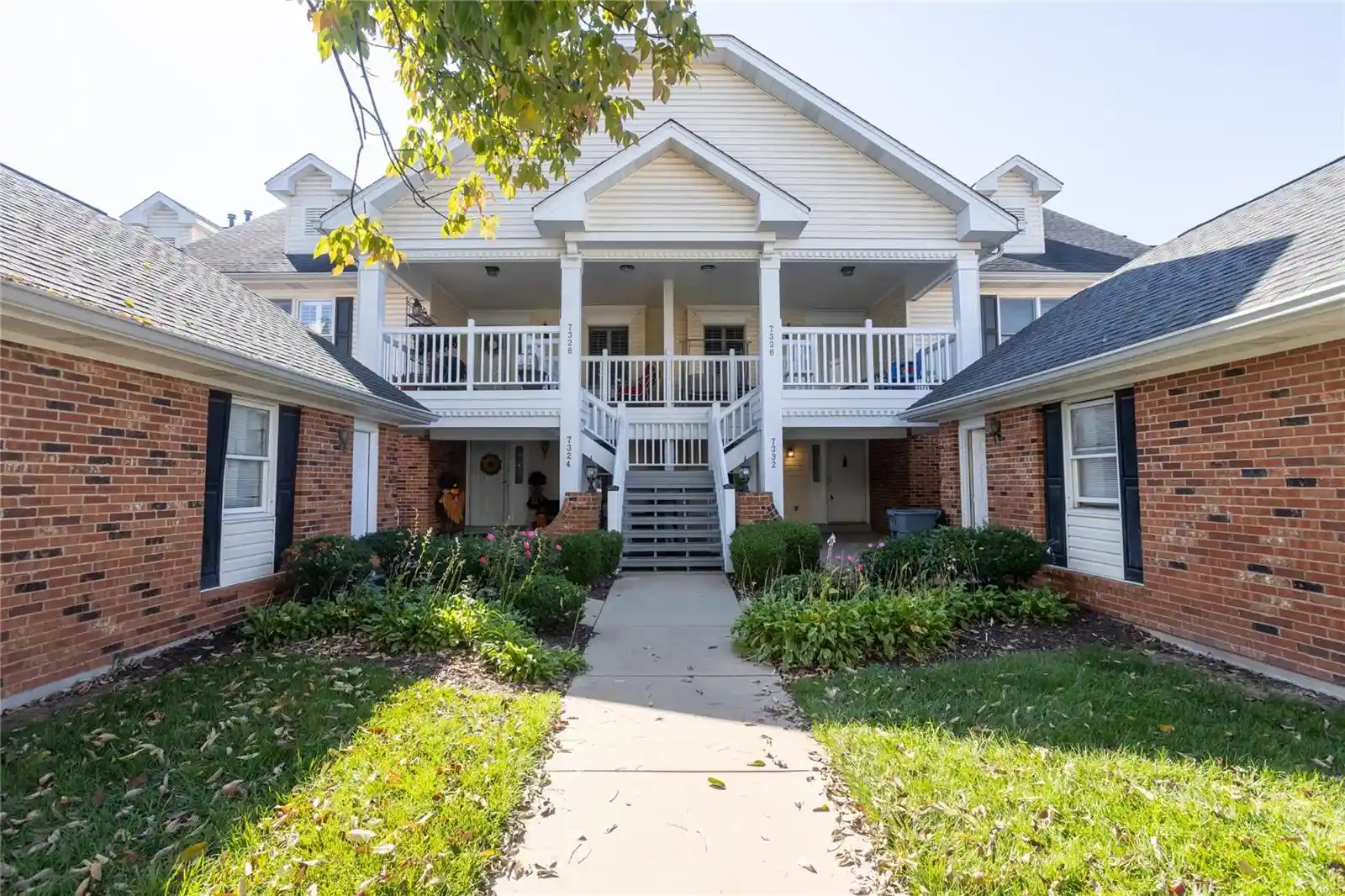 Listing Photo 2 - Condo for sale in 7328 Woodlawn Colonial Ln located at 7328 Woodlawn Colonial Ln, Saint Louis, MO 63119 - Unit 7328 Woodlawn Colonial Ln
