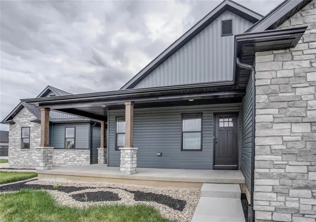Photo 4 of Single family home for sale at 1000 Brianna Ct, Brighton, IL 62012 | MLS# 24064468 | Listing updated on 2024-11-25
