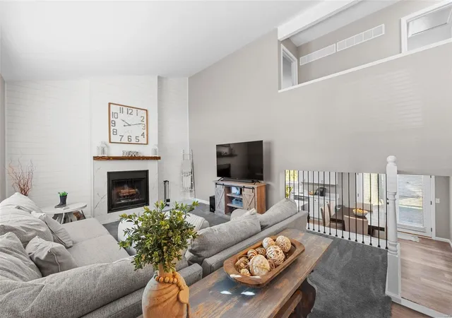 Photo 3 of Single family home for sale at 680 Lakewood Dr, Lake Saint Louis, MO 63367 | MLS# 24064842 | Listing updated on 2024-11-25