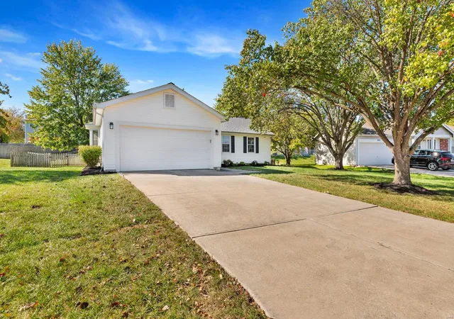 Photo 2 of Single family home for sale at 205 Maple Point Dr, Saint Charles, MO 63304 | MLS# 24064913 | Listing updated on 2024-11-13